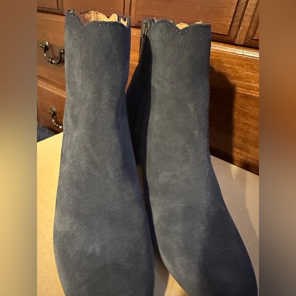 Beautiful practically NIB Andre Assous Sylvania blue suede booties. - Picture 3 of 12